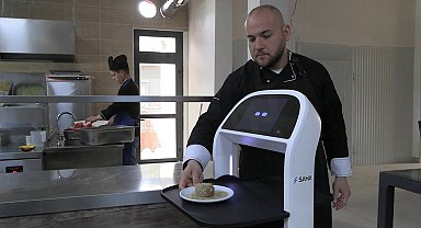 Edirne'de üniversitenin sosyal tesislerinde robot garson dönemi