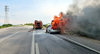 Edirne'de yanan otomobil, kullanılamaz hale geldi
