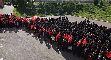 Eğitim-Bir-Sen heyeti Ufuk Arslan Anadolu Lisesi'nde bayrak törenine katıldı