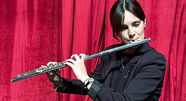 Eğitimi için günde 160 kilometre yol giden Zeynep Ece, Fransa'daki flüt yarışmasında birinci oldu