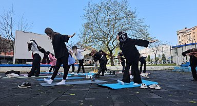 Egzersizin önemine dikkat çekmek için meydanda pilates ve yoga yaptılar
