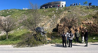 El freni çekilmeyen otomobil şarampole yuvarlandı