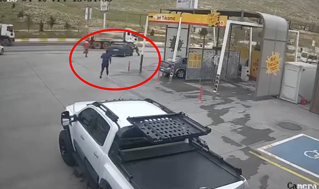 El freni çekilmeyince hareket eden otomobili çevredekiler durdurdu; o anlar kamerada