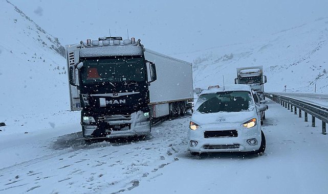 Erzincan- Sivas kara yolu Sakaltutan Geçidi'nde ulaşıma kar engeli