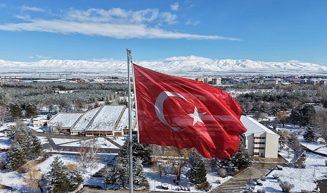 Erzurum ve Kars'ta kar yağışı; 73 kırsal mahalle yolu kapandı