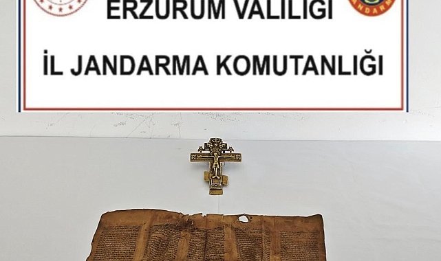 Erzurum'da Orta Çağ dönemine ait parşömen ile bronz haç ele geçirildi