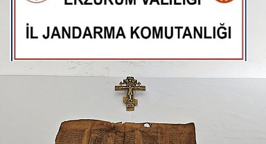 Erzurum'da Orta Çağ dönemine ait parşömen ile bronz haç ele geçirildi
