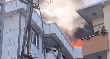 Esenyurt'ta 5 katlı binanın çatısında çıkan yangın yandaki iki apartmana sıçradı