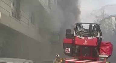 Esenyurt'ta fırında yangın çıktı; yoldan geçen belediye sulama tankeriyle müdahale edildi
