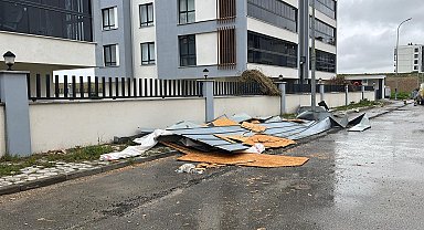 Eskişehir'de kuvvetli rüzgar çatı uçurdu; o anlar kamerada