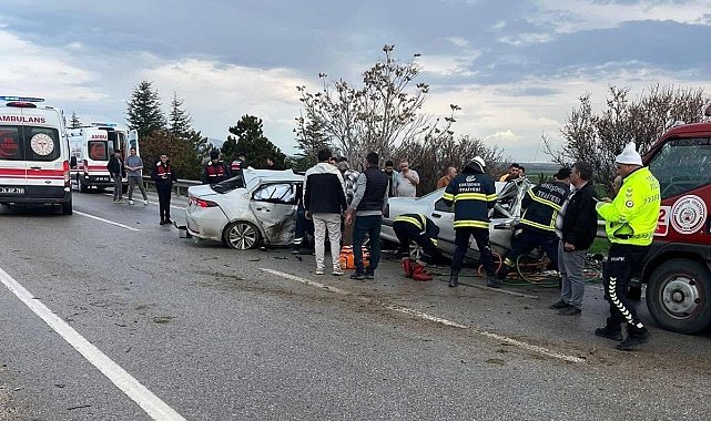 Eskişehir'de otomobil karşı şeride geçip başka otomobile çarptı; 4 ölü, 2 yaralı