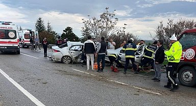 Eskişehir'de otomobil karşı şeride geçip başka otomobile çarptı; 4 ölü, 2 yaralı