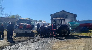 Evin bahçede park halindeki traktör yandı