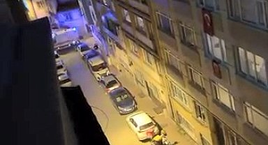 Fatih'te hatalı park nedeniyle ambulans sokağa giremedi; hasta sedyeyle taşındı