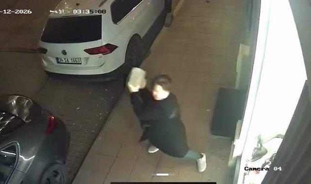 Fatih'te kaldırım taşıyla iş yerinin camlarını kıran kadın kamerada