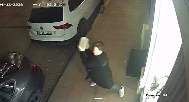 Fatih'te kaldırım taşıyla iş yerinin camlarını kıran kadın kamerada