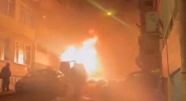 Fatih'te park halindeki hafif ticari araç alev alev yandı