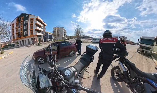 Fenalaşan sürücüyü, jandarma hastaneye yetiştirdi; o anlar kamerada