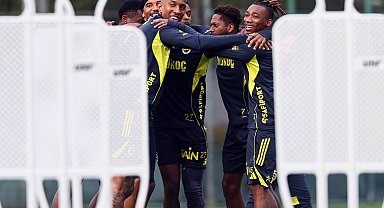 Fenerbahçe, Çaykur Rizespor maçı hazırlıklarını tamamlayarak kampa girdi