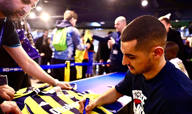 Fenerbahçeli N'Golo Kante ve Levent Mercan imza gününde taraftarlarla buluştu