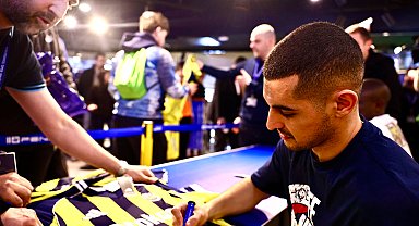 Fenerbahçeli N'Golo Kante ve Levent Mercan imza gününde taraftarlarla buluştu