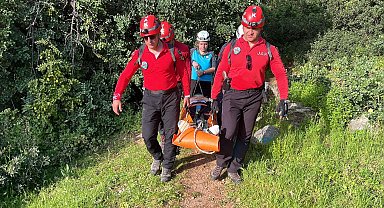 Fethiye'de dağlık ve ormanlık alanda ayağı kırılan kadın, 4 saatlik çalışmayla kurtarıldı