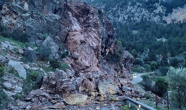 Fethiye'de yamaçtan düşen kaya parçaları yolu kapattı