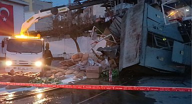 Freni boşalan kamyon, trafoya çarpıp okul bahçesine düştü: 1 yaralı