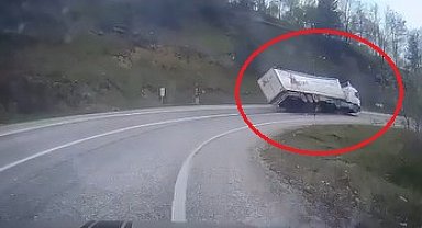 Freni boşalan TIR'ın virajda devrildiği kaza kamerada