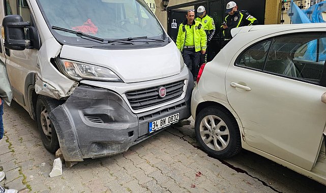 Freni boşaldığı öne sürülen minibüsün çarptığı 1'i çocuk, 2 kişi yaralandı