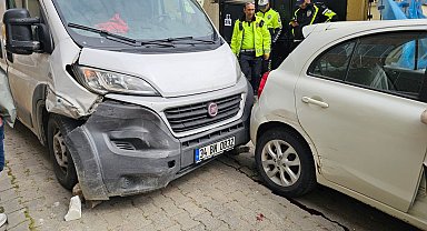 Freni boşaldığı öne sürülen minibüsün çarptığı 1'i çocuk, 2 kişi yaralandı