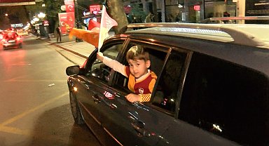 Galatasaray taraftarları, derbi galibiyetini Kızılay Meydanı'nda kutladı