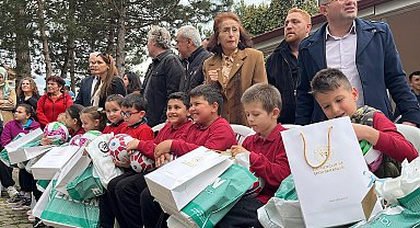 Gazetecilerden 19 yıl önce tadilatını yaptıkları okulun öğrencilerine bayram hediyesi