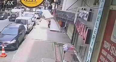 Gaziosmanpaşa'da takmaya çalıştığı tabelayla kaldırımda bekleyen kişinin üzerine düştü