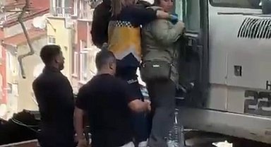 Gaziosmanpaşa'da yıkımda kopan tahta parçası kepçe operatörünün bacağını kırdı