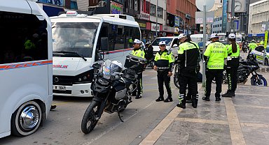 Gereksiz korna kullandığı gerekçesiyle ceza kesildi, gazetecilere hakaret etti