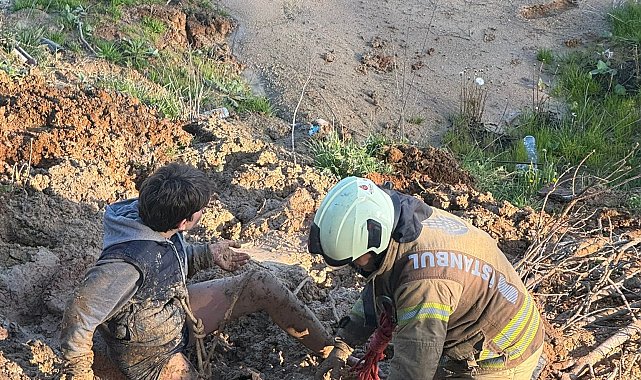 Göktürk'te bisikletiyle gezen çocuk çamura saplandı; 'İmdat' çığlığını duyan polis kurtardı