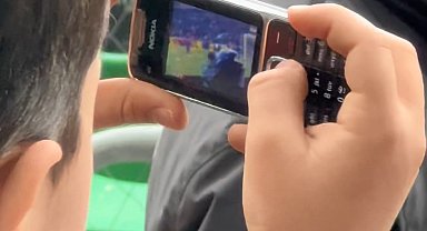 Golü tuşlu teflonuyla kaydeden minik taraftara, Serdar Dursun kamera hediye etti