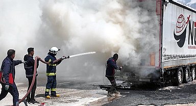 Gübre yüklü TIR'ın dorsesi yandı