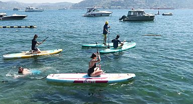 Güneşli havayı fırsat bilenler Bebek Sahili'ne akın etti; sıcaklayan kişiler denize girdi