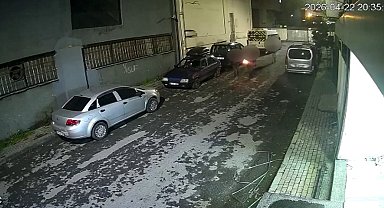 Güngören'de yanan odun parçalarıyla duvara yazı yazıp iş yerine attılar