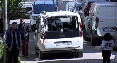 Güngören'de yokuşta kayan iş makinesi 4 araçta ve binada hasara neden oldu