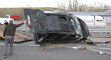 Hafif ticari araç, otomobile çarptı: 4 yaralı