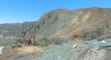 Hakkari-Van kara yolunda çalışmalar sürüyor, ulaşım kontrollü sağlanıyor