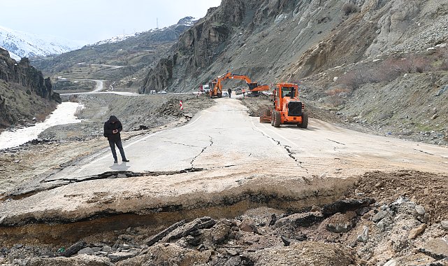 Hakkari- Van kara yolunda heyelan; ulaşım kontrollü sağlanıyor