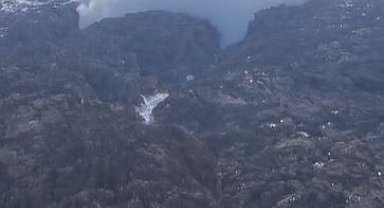 Hakkari'de dağdan düşen çığ, Zap Suyu'nun önünü kesti