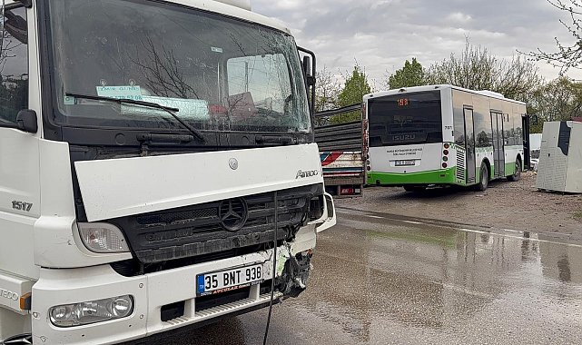 Halk otobüsü ile nakliye kamyonu çarpıştı; 2 yaralı