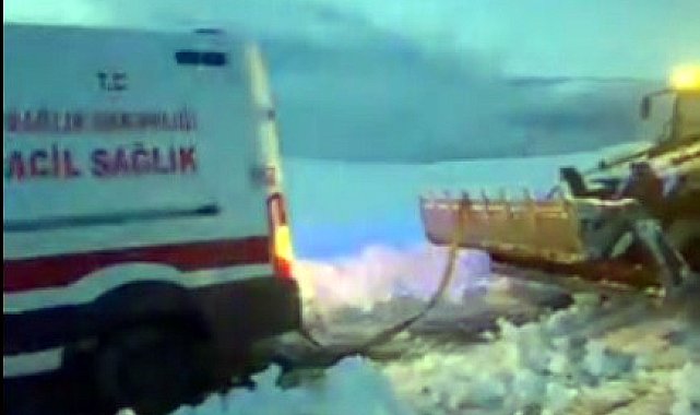 Hasta almaya giderken kara saplanan ambulansı, karla mücadele ekipleri kurtardı