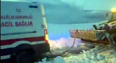 Hasta almaya giderken kara saplanan ambulansı, karla mücadele ekipleri kurtardı