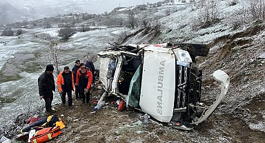 Hasta taşıyan ambulans, uçuruma yuvarlandı: 1 ölü, 4 yaralı